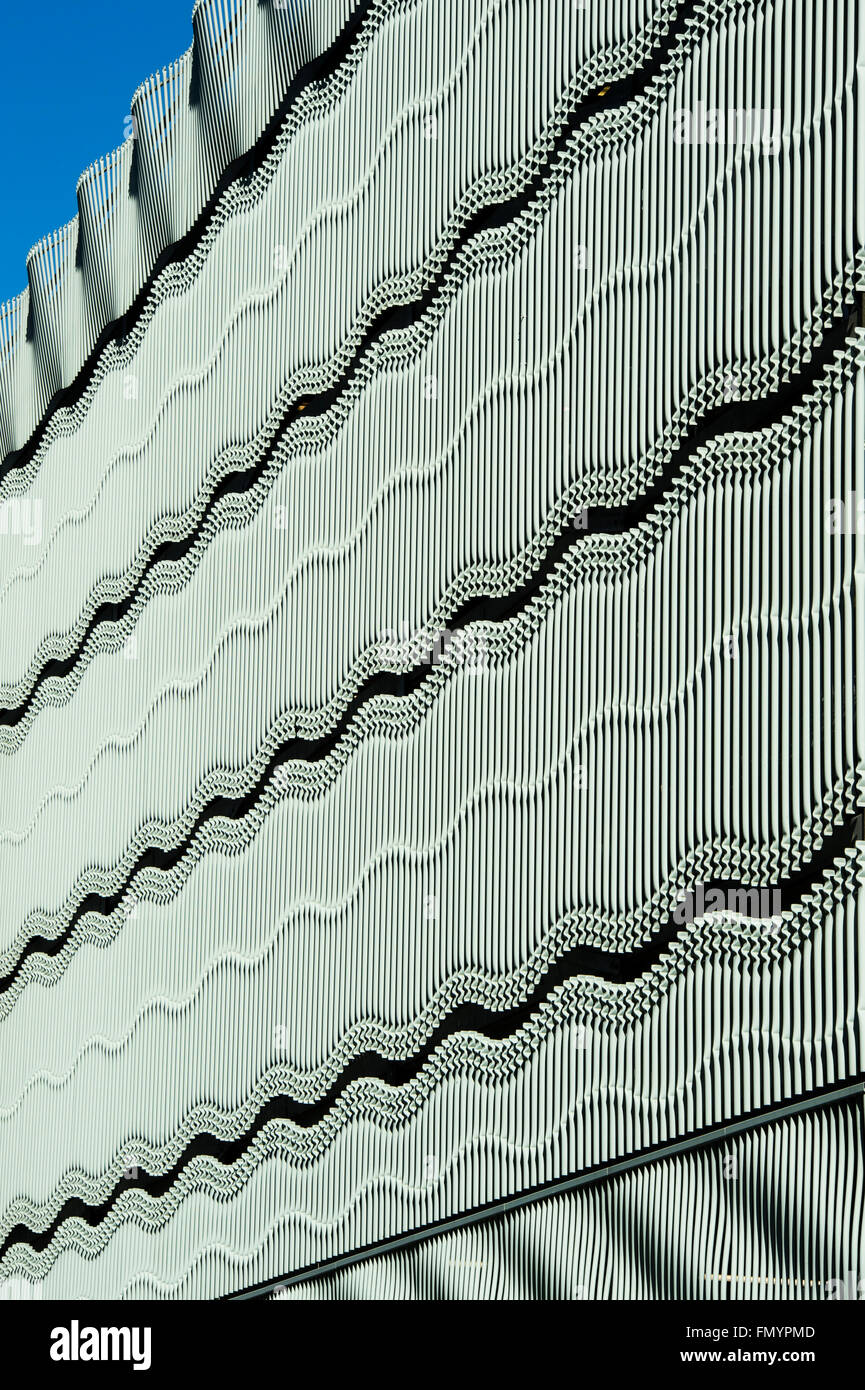 Opera di carpenteria metallica ondulata architettura sul multi-storia parcheggio auto in Milton Keynes, Buckinghamshire, Inghilterra Foto Stock