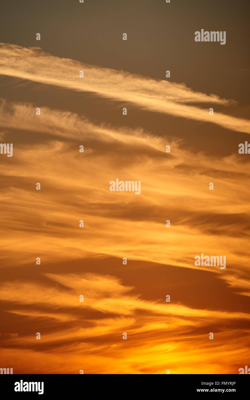 Colori vibranti cielo con le nuvole in una serata. Foto Stock