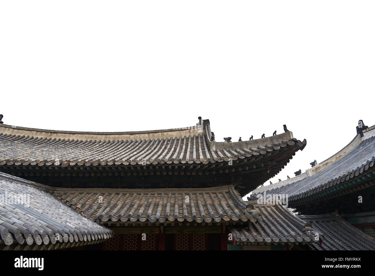 Coreano Tradizionale di tetti di tegole, isolato su bianco. Foto Stock