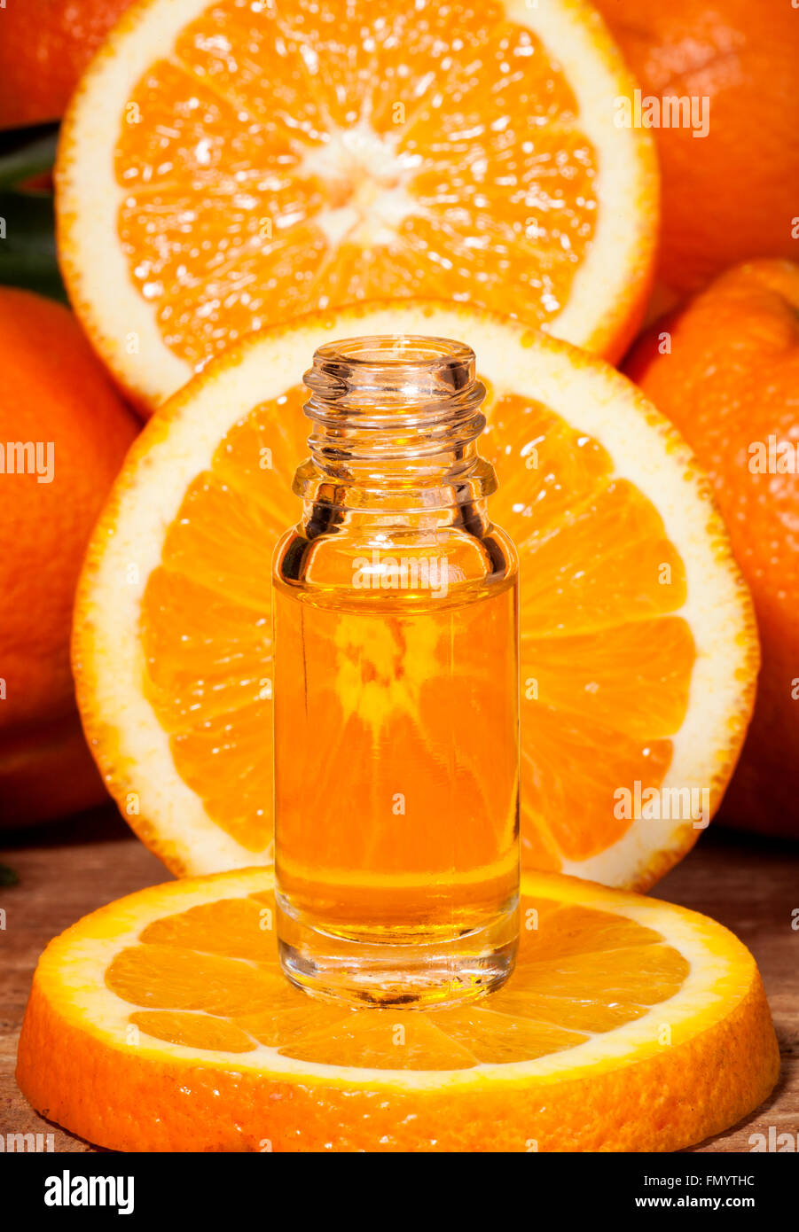 Bottiglia di olio essenziale di arance su sfondo di legno - medicina alternativa Foto Stock
