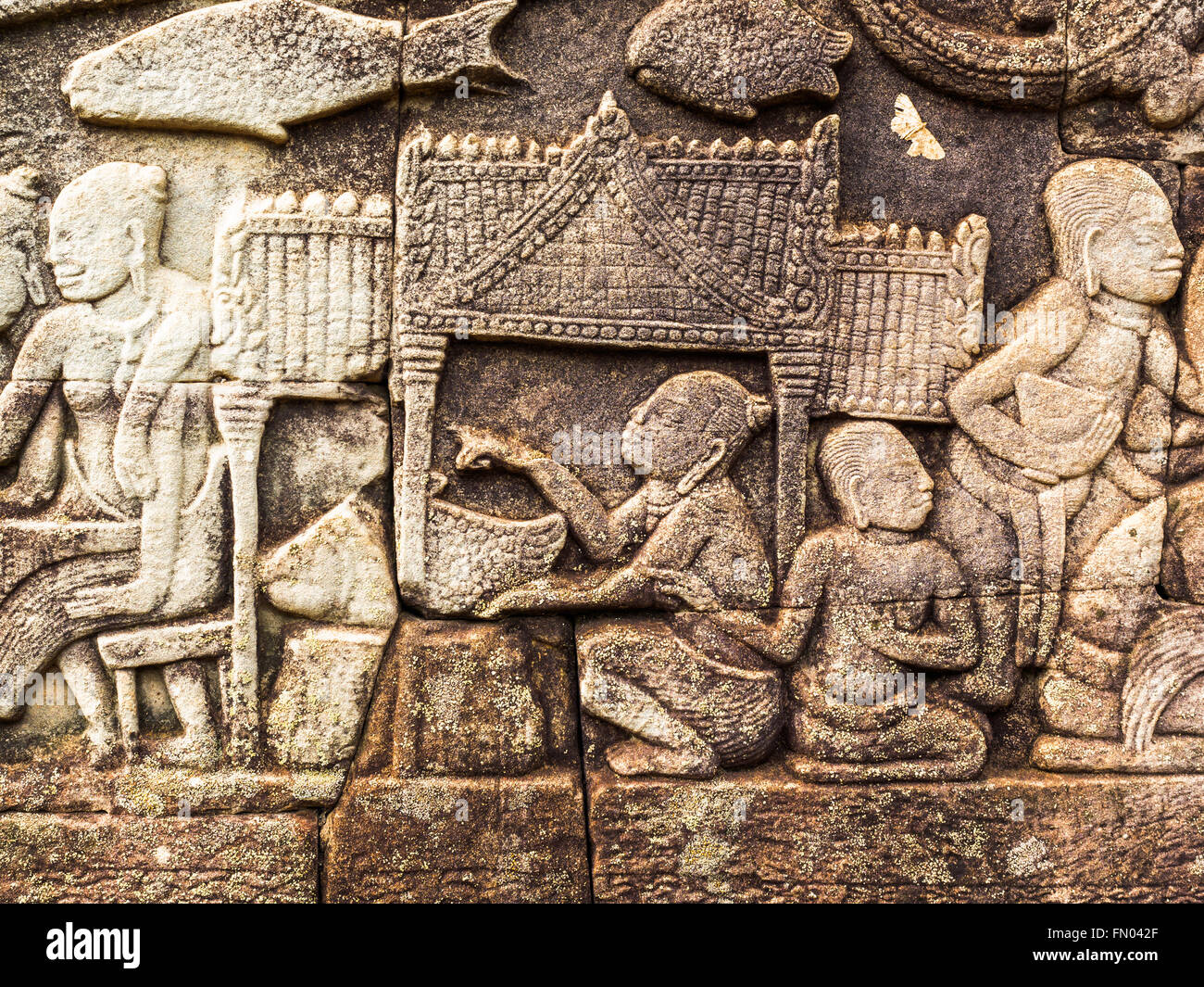 Antica scultura in pietra degli antichi Khmer stile di vita a Ankor Thom in Siem Reap, Cambogia Foto Stock