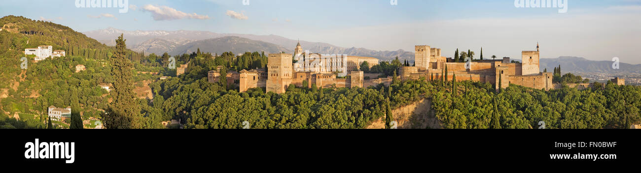 Granada - il panorama di Alhambra Palace e fortezza di complessi. Foto Stock