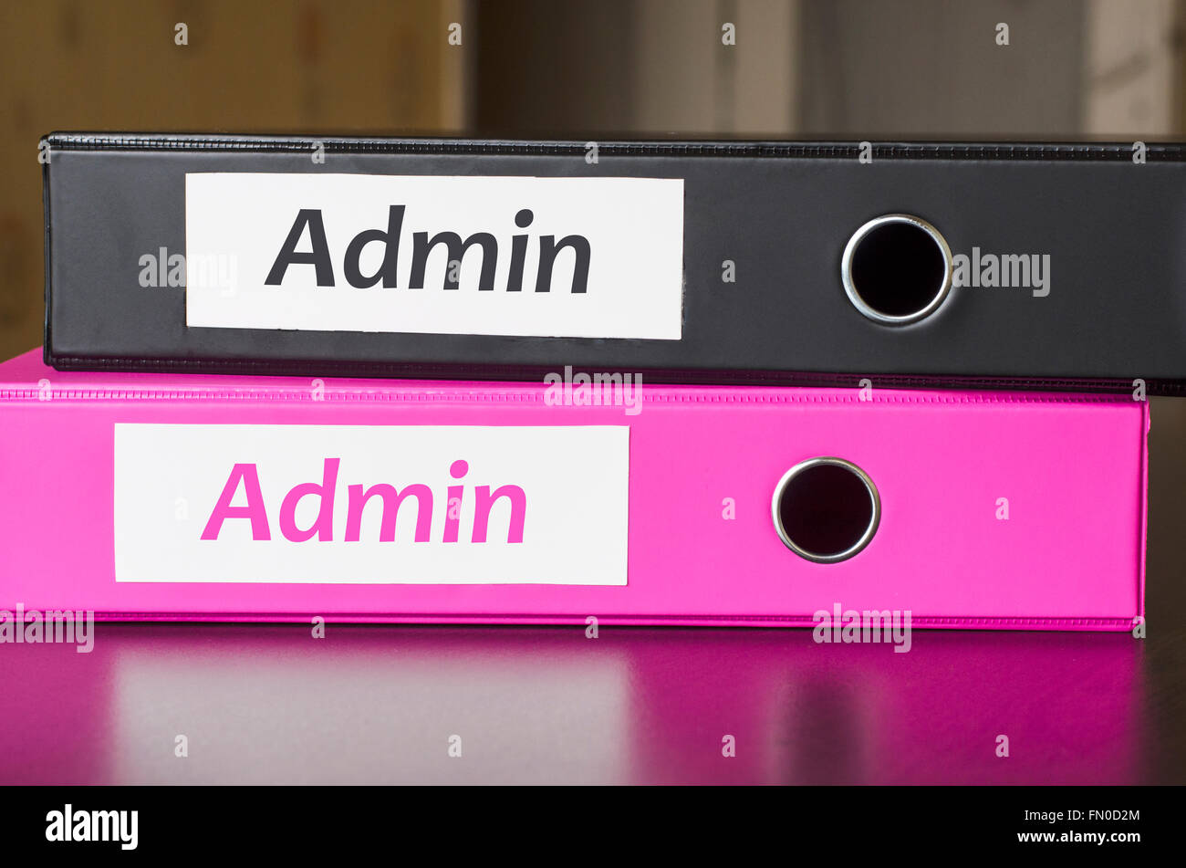 Luminose le cartelle di Office su sfondo scuro e admin e del concetto di testo Foto Stock