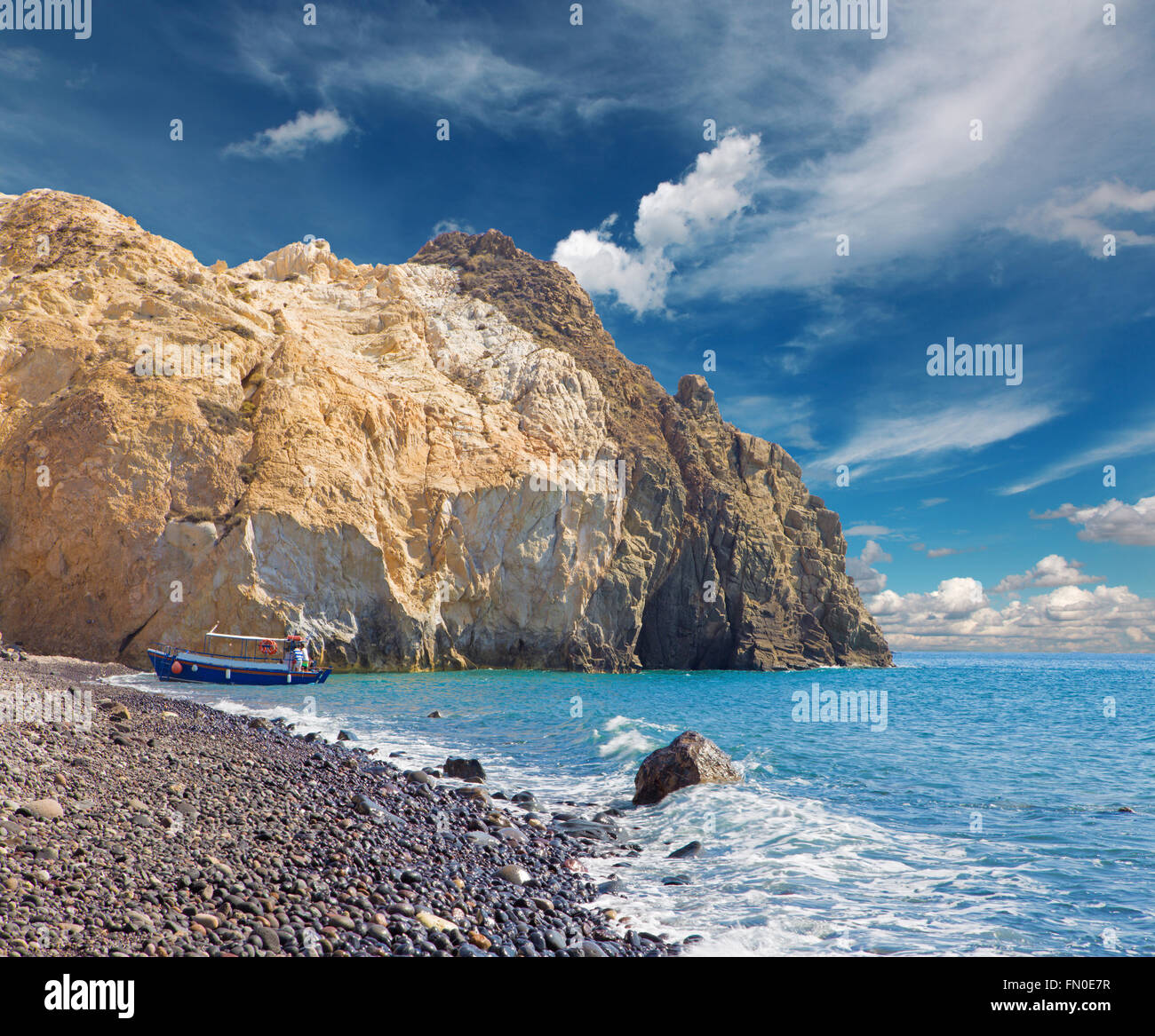 SANTORINI, Grecia - 7 ottobre 2015: la spiaggia nera dalla parte sud dell'isola. Foto Stock