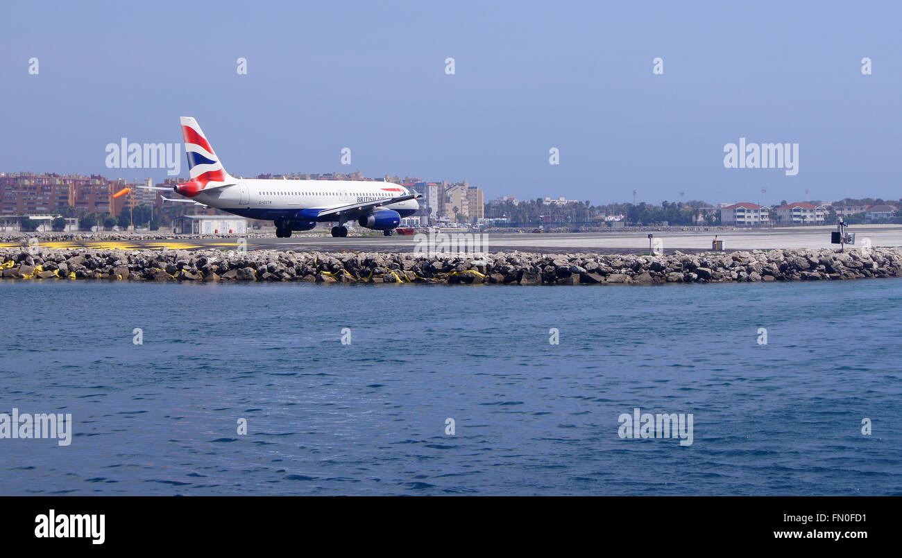 Gibilterra, Inghilterra - 13 Aprile 2014: l'aeroporto di Gibilterra con l'aereo. Foto Stock