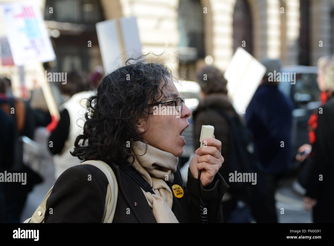 Londra, Regno Unito. 13 marzo 2016. Protester grida in megafono a anti-scatola bill protesta. Credito: Marc Ward/Alamy Live News Foto Stock