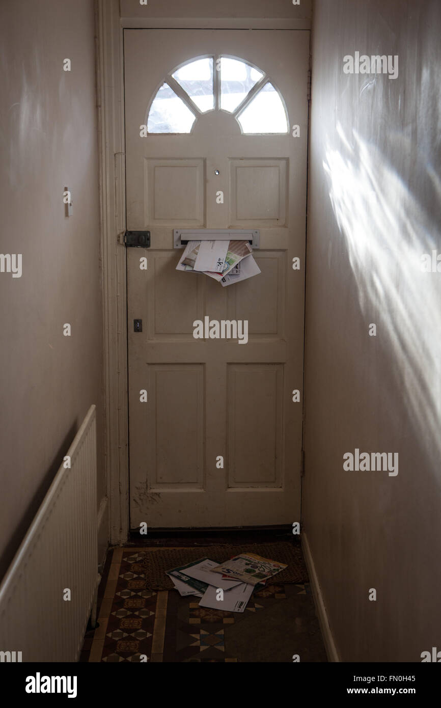 Le fatture e le lettere nella porta anteriore letter box Foto Stock