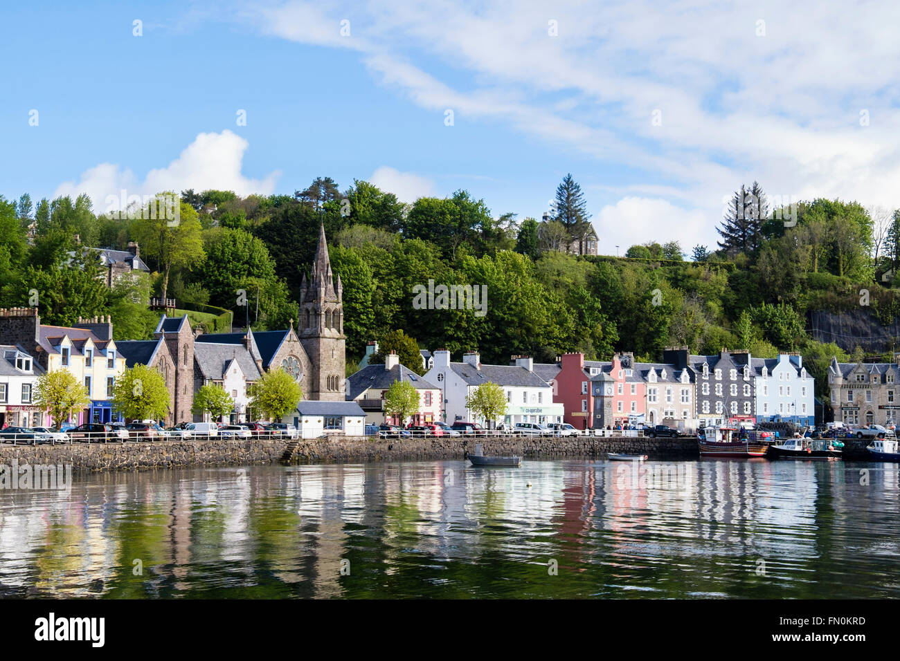 Gli edifici colorati che si affaccia nel porto di Mull pittoresca città di Tobermory sull isola di Mull Argyll & Bute Ebridi Interne Western Isles della Scozia UK Foto Stock