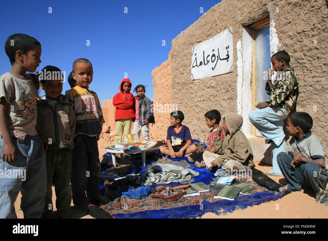 La vendita di bambini della strada in un campo di rifugiati a Tindouf, in  Algeria Foto stock - Alamy