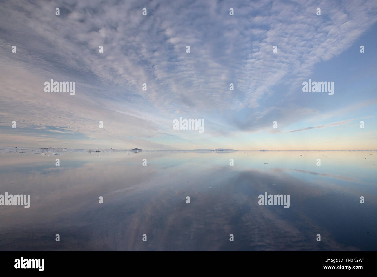 L'Antartide, penisola antartica, Mare di Weddell, tramonto con riflessioni Foto Stock