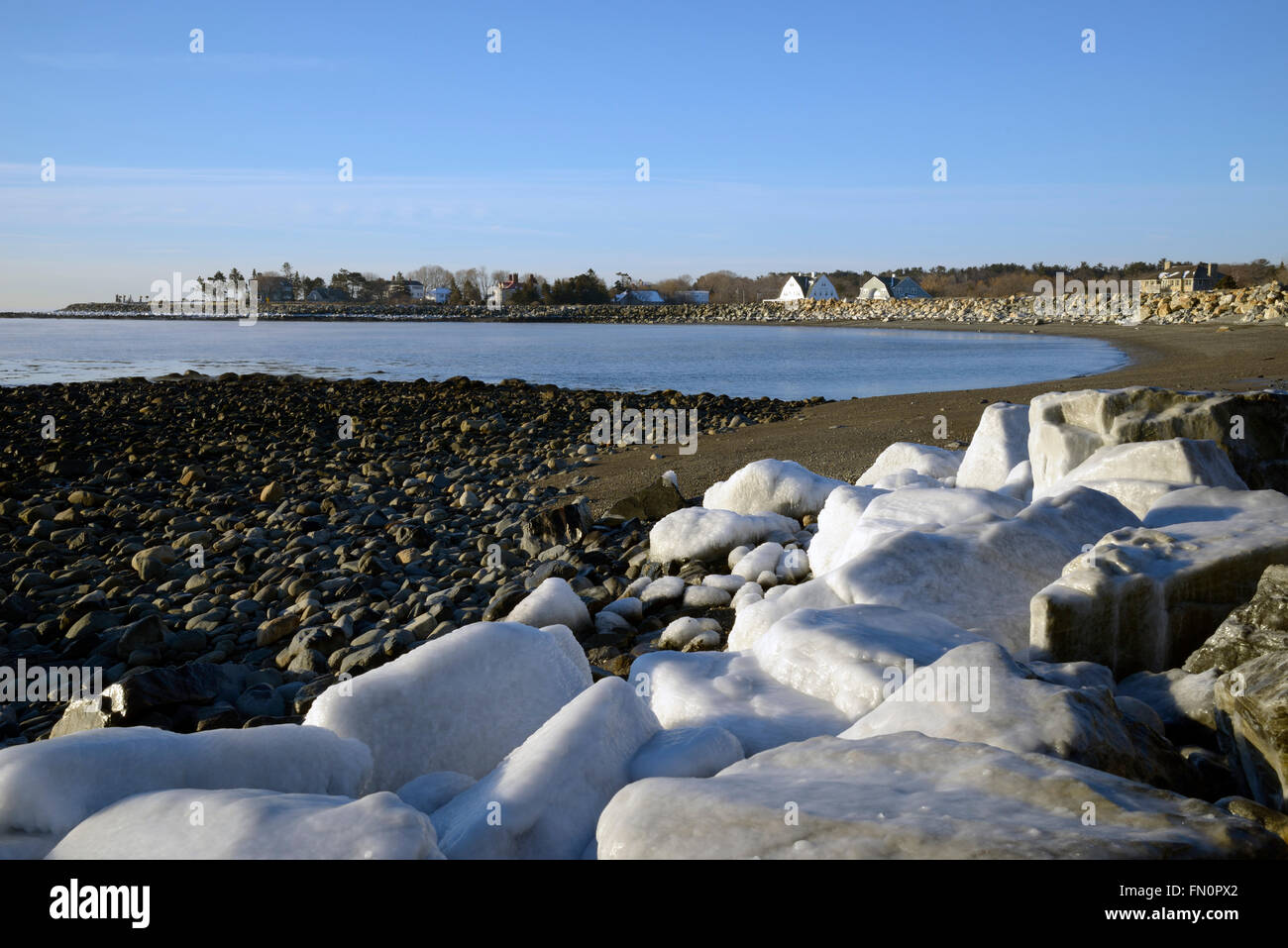 Coperte di ghiaccio congelato rocce sulla spiaggia, North Hampton, New Hampshire seacoast Foto Stock