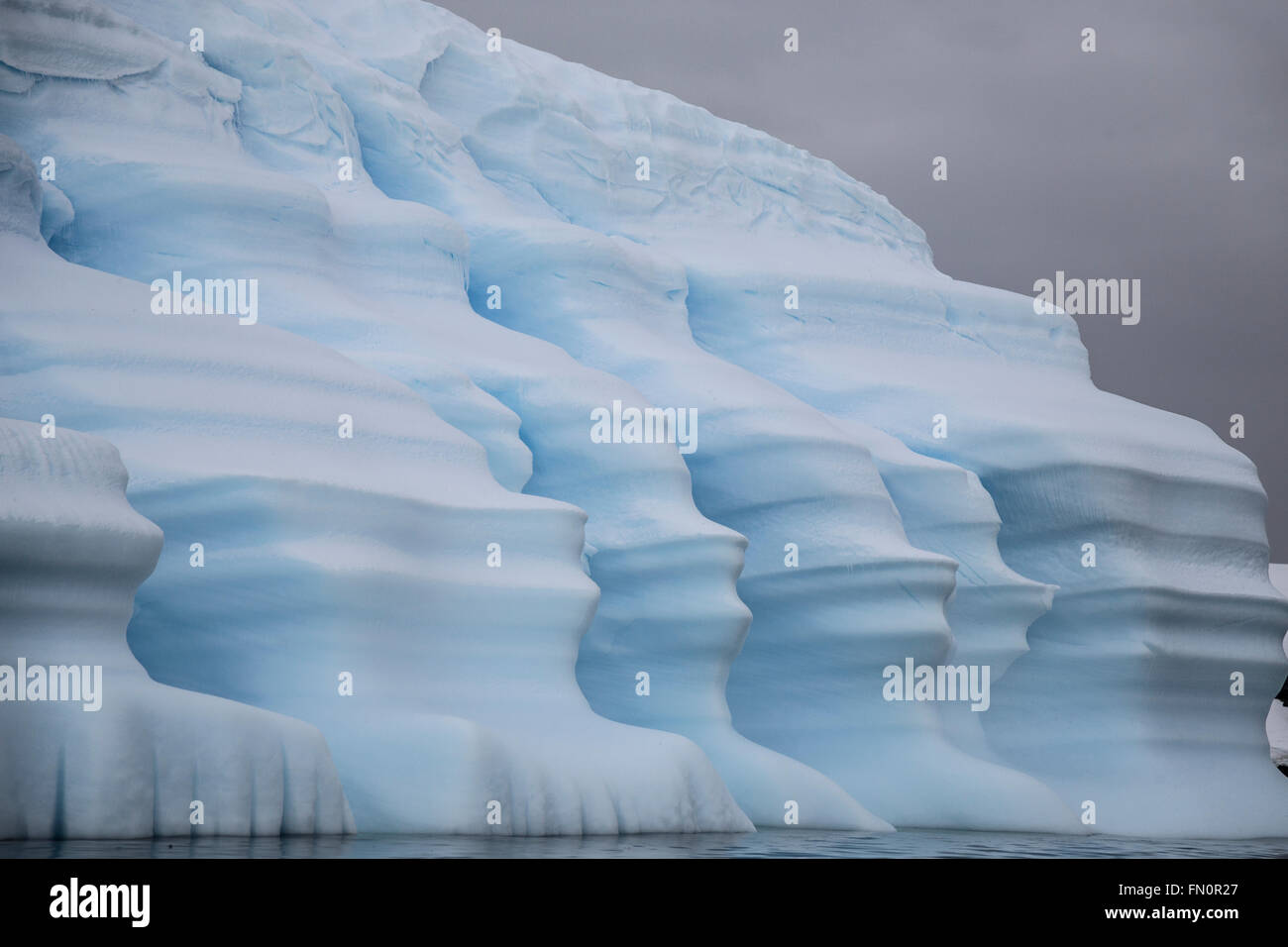 L'Antartide, penisola antartica, dettaglio di grandi iceberg blu vicino Detaille Isola Foto Stock