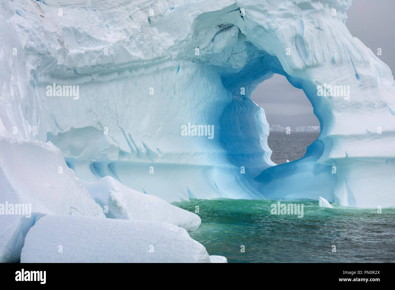 L'Antartide, penisola antartica, Antartico circle, grandi iceberg blu con foro Foto Stock
