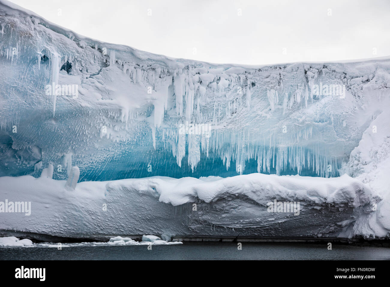 L'Antartide, penisola antartica, isole di pesce, ghiaccioli sulla sporgenza del ghiaccio o grotta Foto Stock