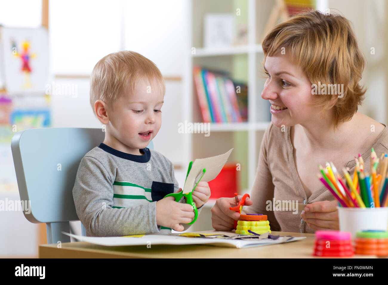 Donna Bambino insegna artigianato Foto Stock