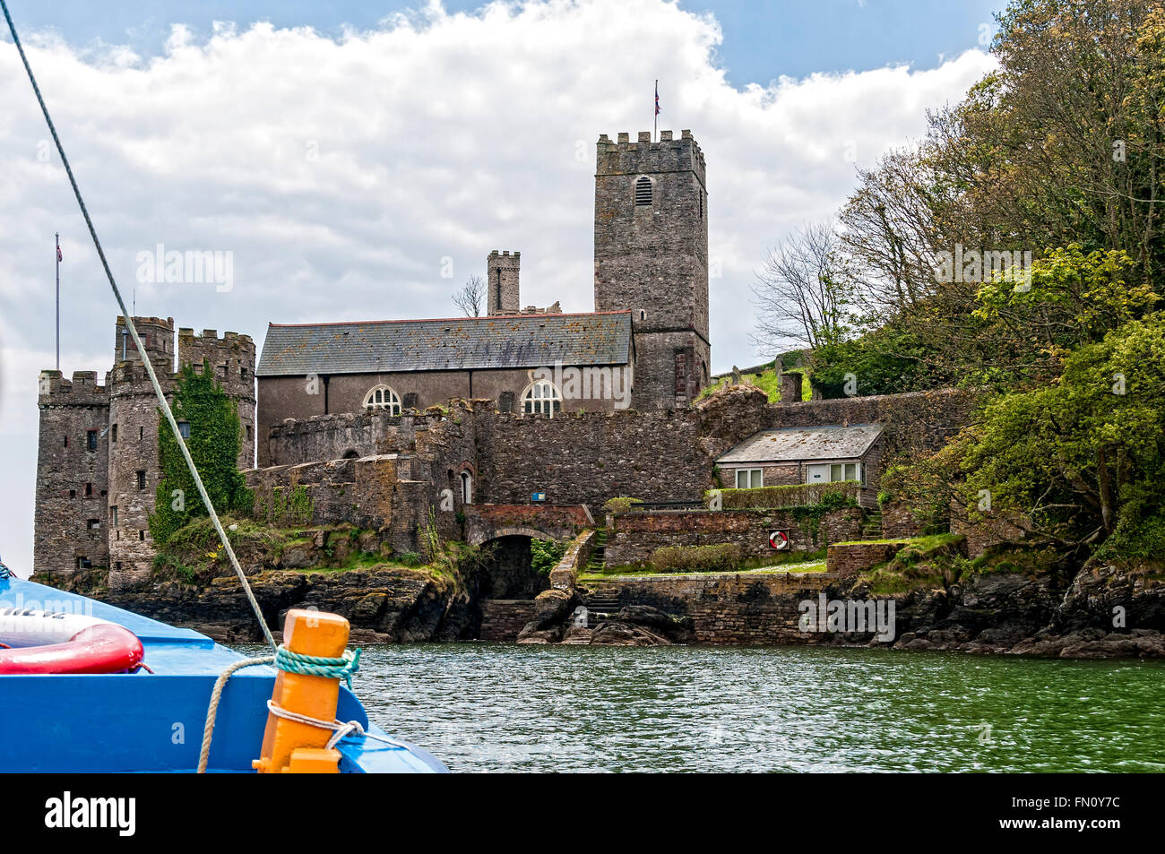 Guarda l'entrata del fiume Dart St Petrox chiesa è situato adiacente alla struttura di pietra calcarea di Dartmouth Castle Foto Stock