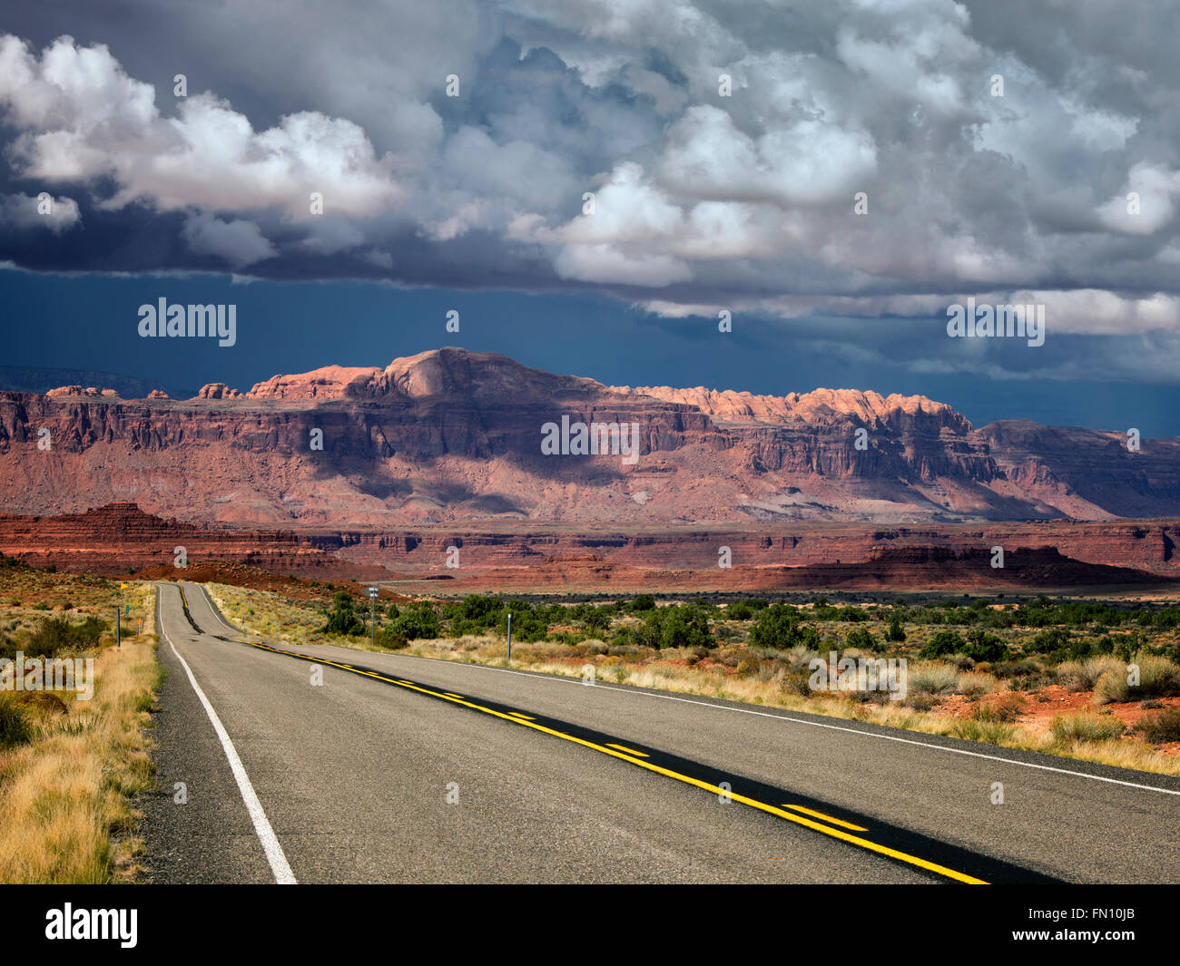 E su strada di montagna con nuvole temporalesche. Scenic Byway Hwy 95, Glen Canyon National Recreation Area, Utah Foto Stock