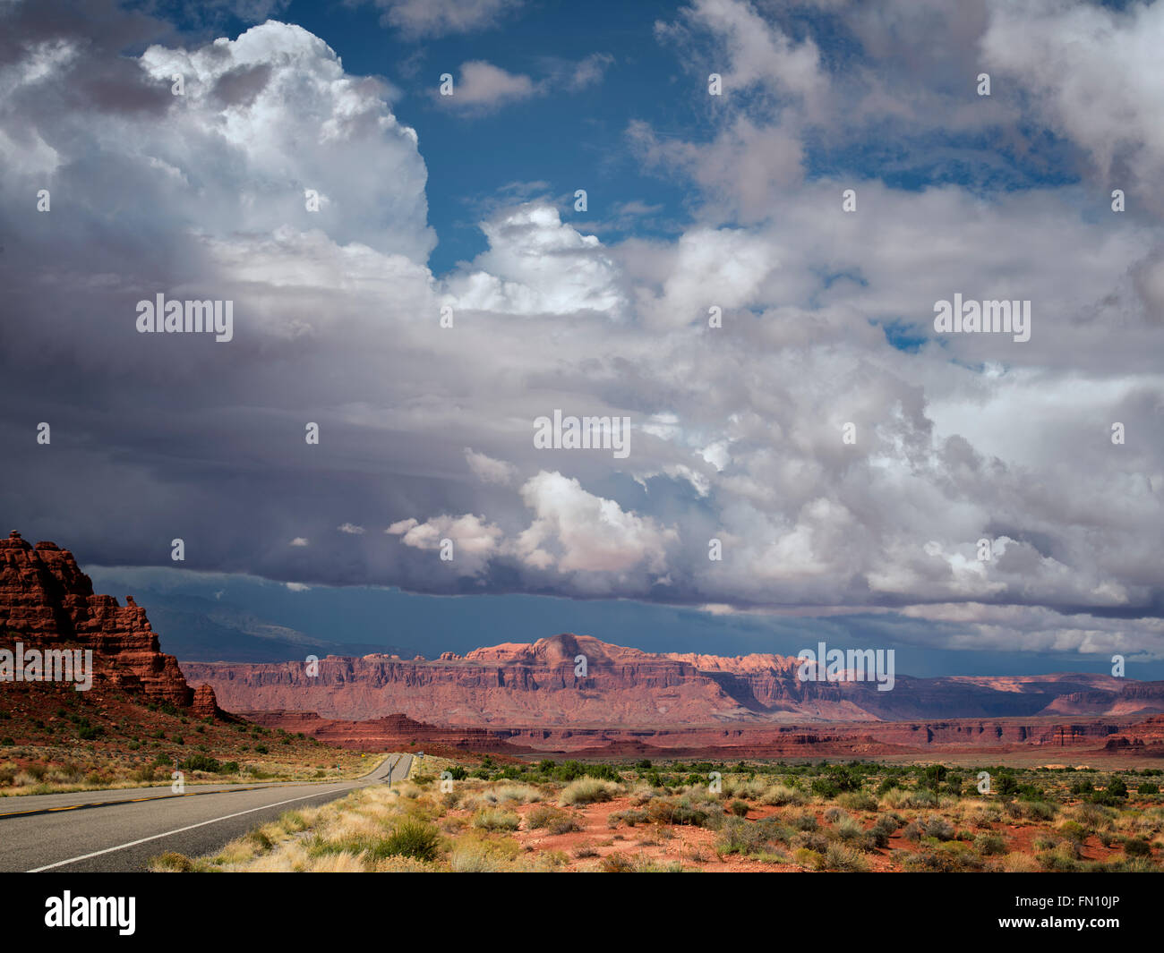 E su strada di montagna con nuvole temporalesche. Scenic Byway Hwy 95, Glen Canyon National Recreation Area, Utah Foto Stock