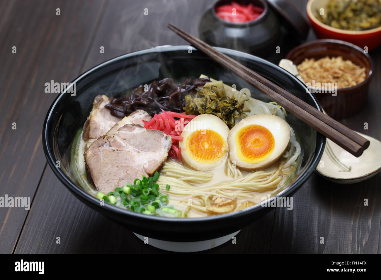 Giapponese tonkotsu ramen, osso di maiale brodo tagliatelle Foto Stock