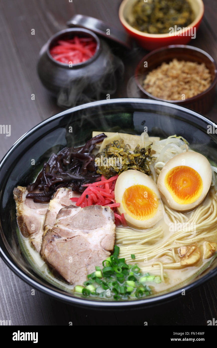 Giapponese tonkotsu ramen, osso di maiale brodo tagliatelle Foto Stock