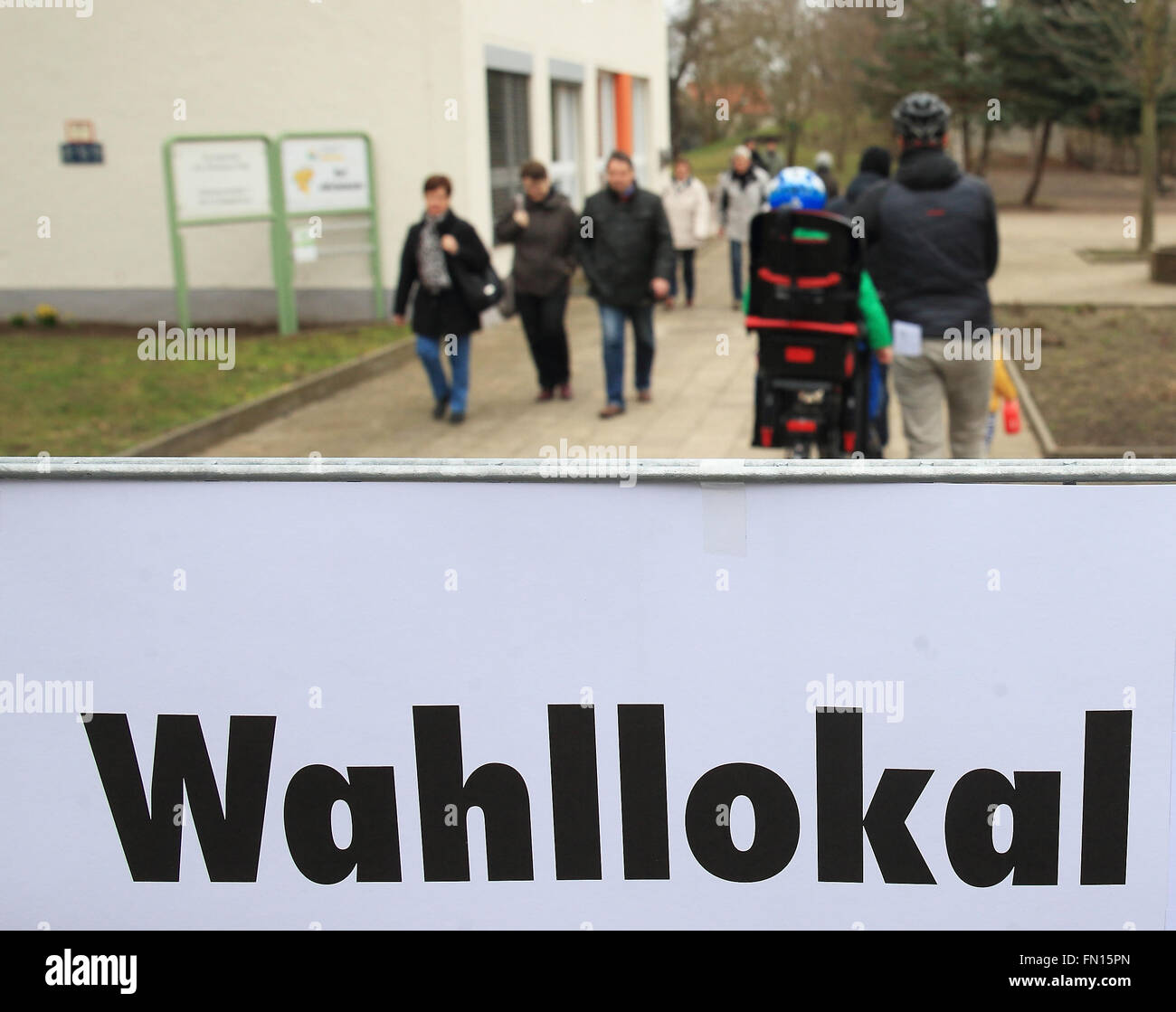 Magdeburg, Germania. 13 Mar, 2016. I cittadini di arrivare alla stazione di polling per il loro voto in Sassonia-Anhalt membro elezioni parlamentari in Magdeburg, Germania, 13 marzo 2016. Foto: Jens WOLF/dpa/Alamy Live News Foto Stock