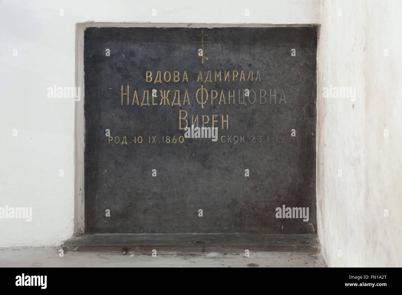 Tomba di Nadezhda Wiren, una vedova di ammiraglio russo Robert Wiren, nella cripta sotterranea della Dormizione chiesa presso il Cimitero di Olsany a Praga, Repubblica Ceca. Nadezhda Frantsevna Wiren, nee Alexandrova, nato il 10 ottobre 1860, è stata la moglie di Admiral Robert Wiren era un ufficiale della marina in the Imperial Russian Navy durante la guerra Russo-Giapponese e guerra mondiale I. Era bayoneted nel marzo 1917 da pro-bolscevico marinai di Kronstadt poco dopo la Rivoluzione di febbraio. La sua vedova viveva in esilio in Cecoslovacchia dopo e morì in età di 89 il 23 gennaio 1950. La chiesa della Dormizione al Olsan Foto Stock