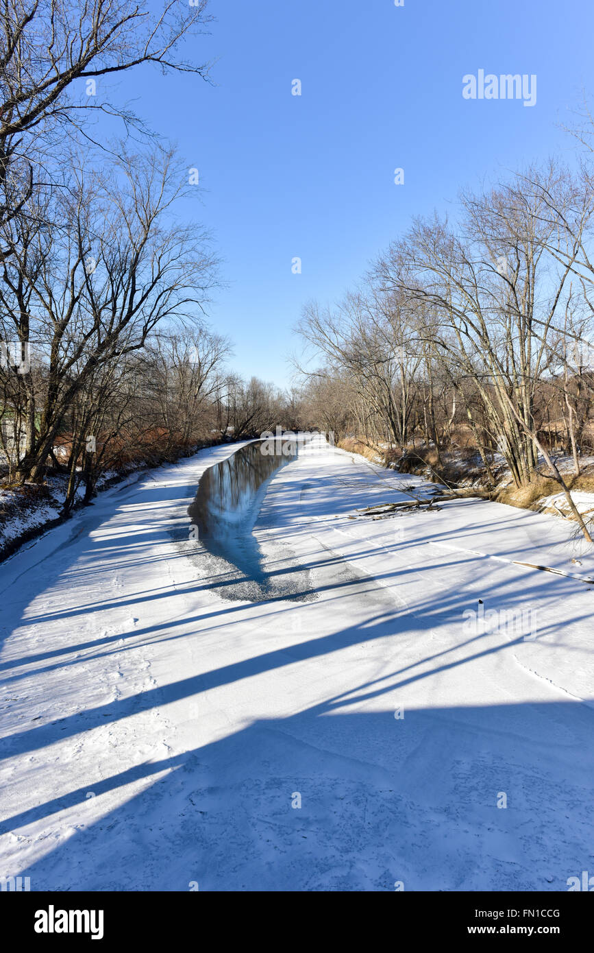 Coperta di neve Otter Creek fiume nel Vermont da Hammond ponte coperto. Foto Stock