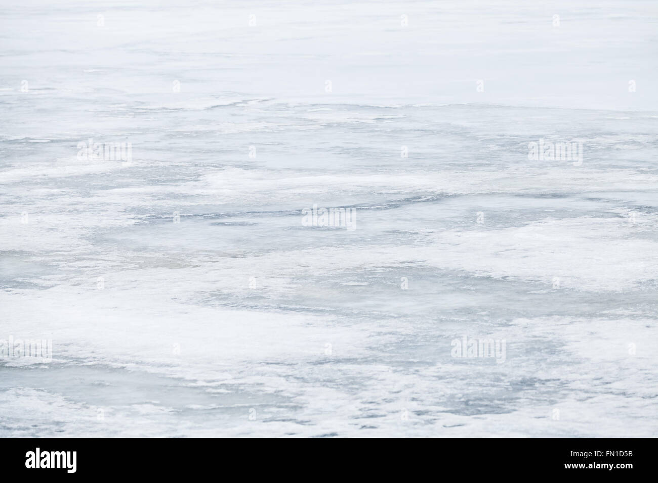 Naturale invernale foto dello sfondo con la neve e il ghiaccio sulle rive di un fiume di superficie, il fuoco selettivo Foto Stock