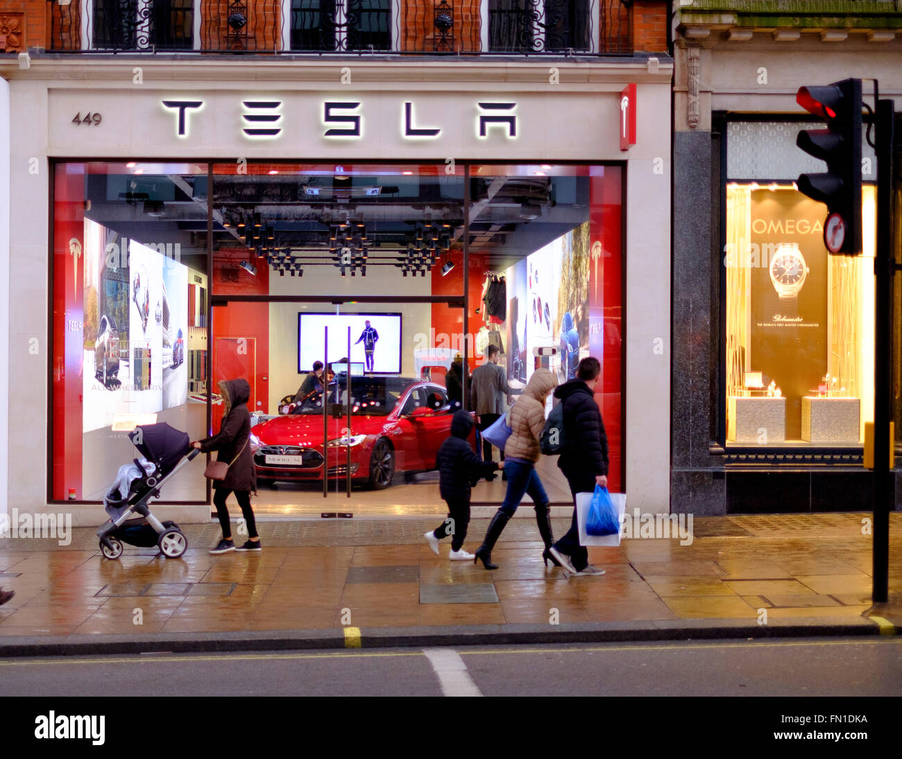 Persone su Oxford Street in una serata di inizio marzo 2016 a piedi passato la Tesla car showroom. Foto Stock