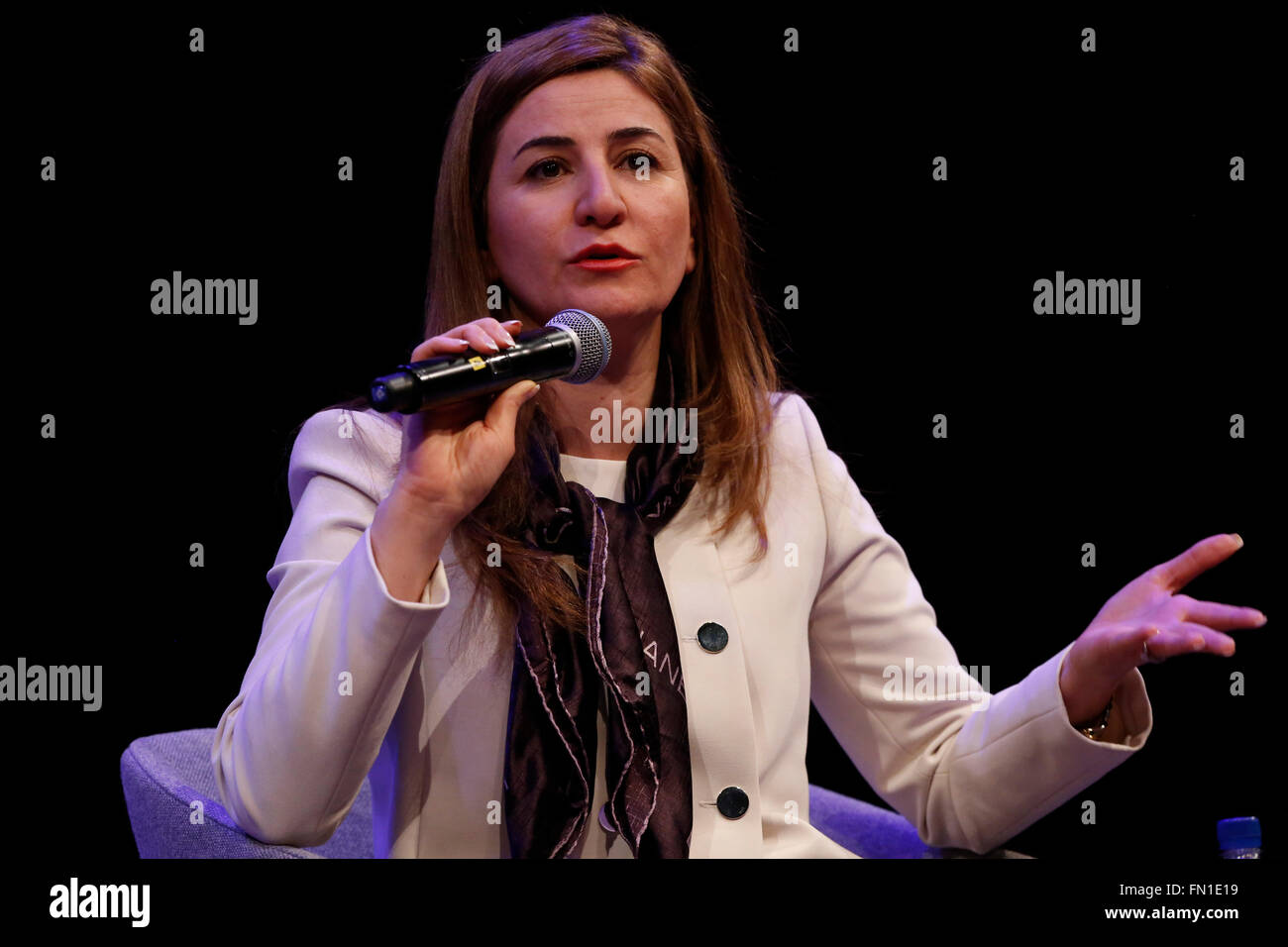 Londra, Regno Unito. Xii marzo, 2016. Vian Dakhil, yazidi MP ed ex vincitore della materie in Guerra (di raggiungere tutte le donne in guerra) Anna Politkovskaya Award 2015 parla durante il 'rifiuta di essere tacitato' evento presso il South Bank Centre di Londra, UK sabato 12 marzo, 2016. Materie in guerra sostiene le donne che si battono per i diritti umani e di ingiustizia e che mettono a rischio la loro vita in conflitto. Credito: Luca MacGregor/Alamy Live News Foto Stock