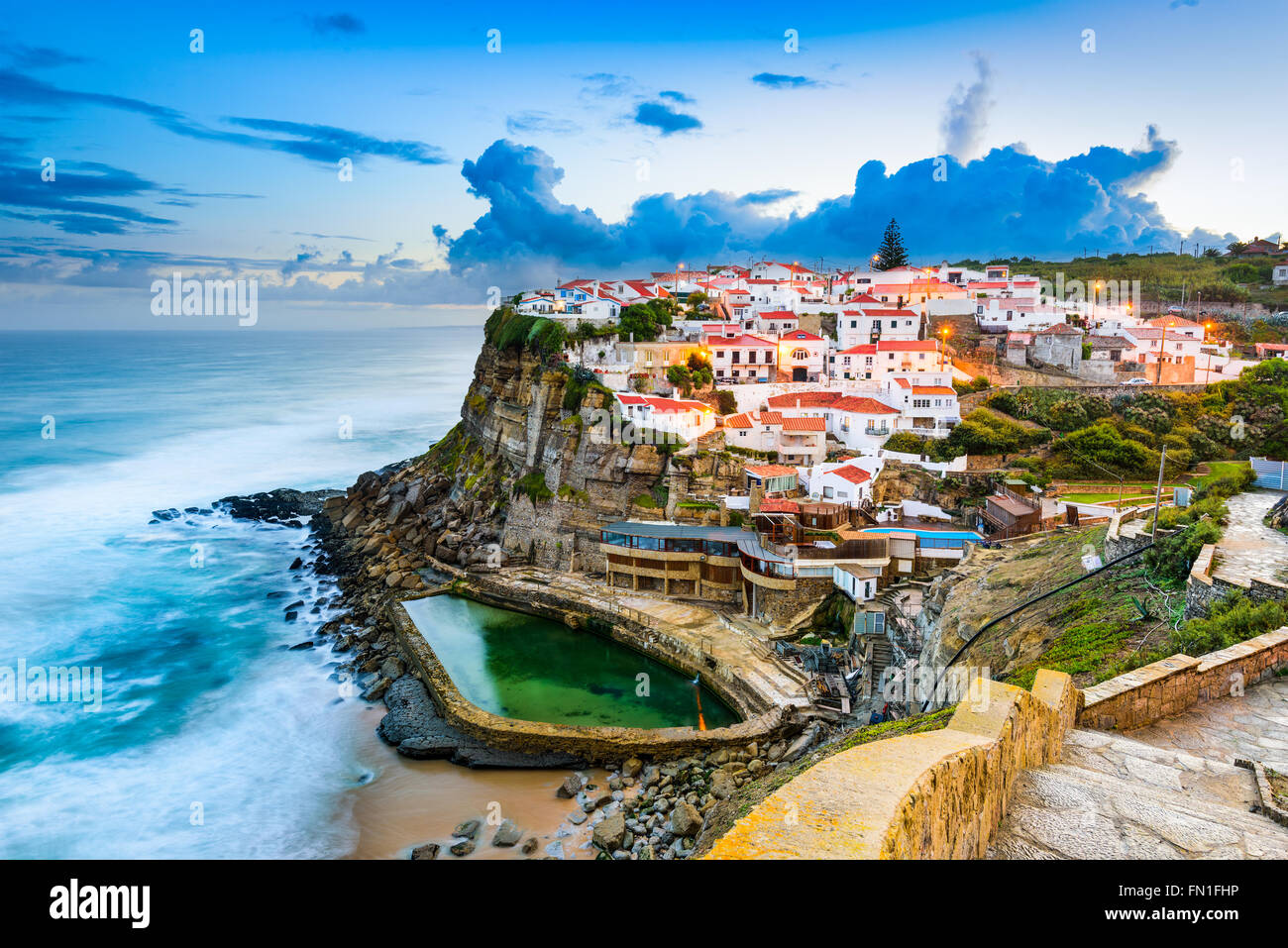 Azenhas do Mar, Portogallo città costiera. Foto Stock