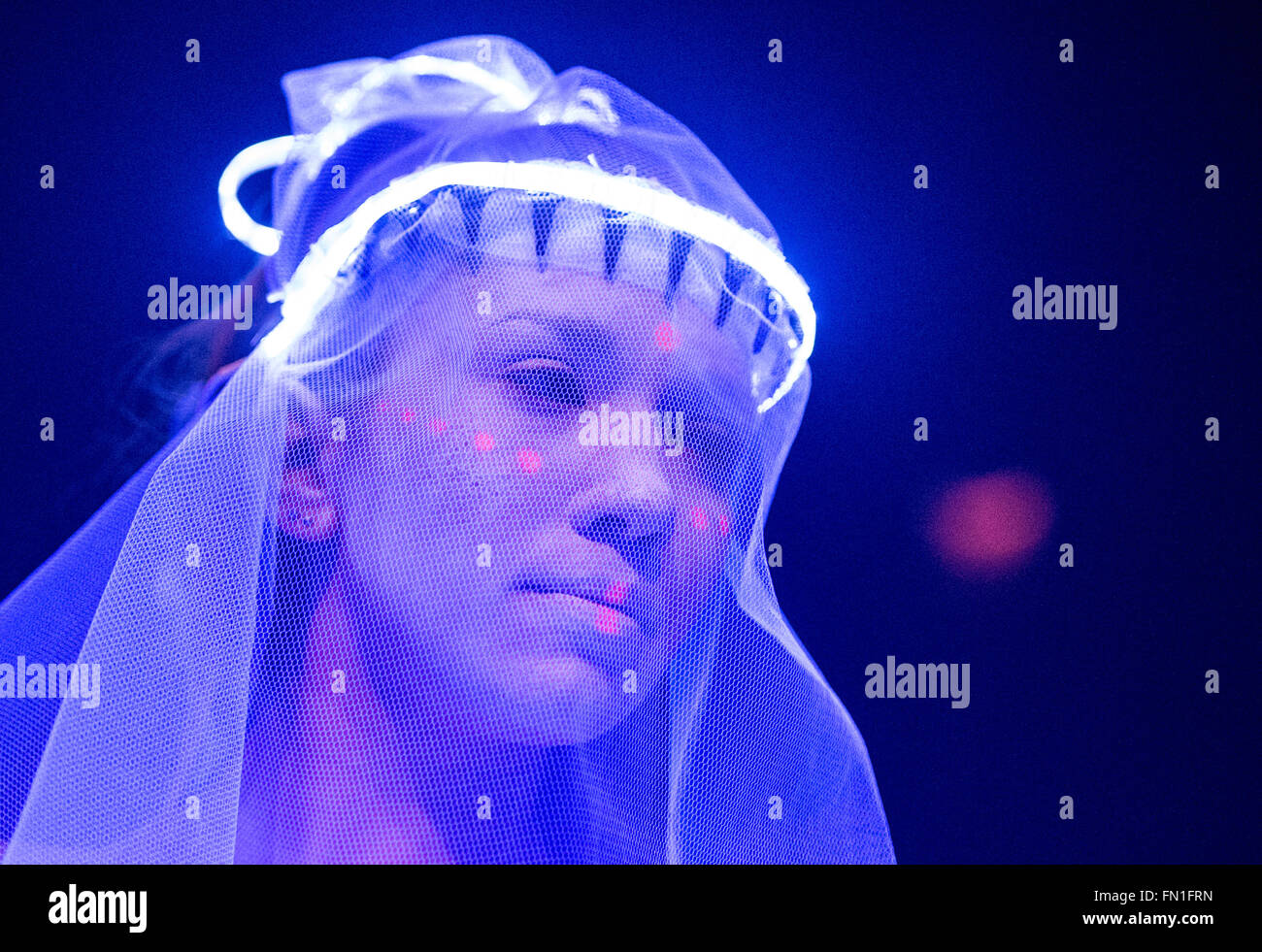 Un modello di passeggiate attraverso la passerella durante un blacklight fashion show per la apertura della 'Luminale' spettacolo di luci a Offenbach, Germania, 12 marzo 2016. Questo anno il Luminale avviene dal 13 al 18 marzo 2016 e presenta circa 200 impianti di luce a Francoforte e Offenbach. Foto: BORIS ROESSLER/dpa Foto Stock