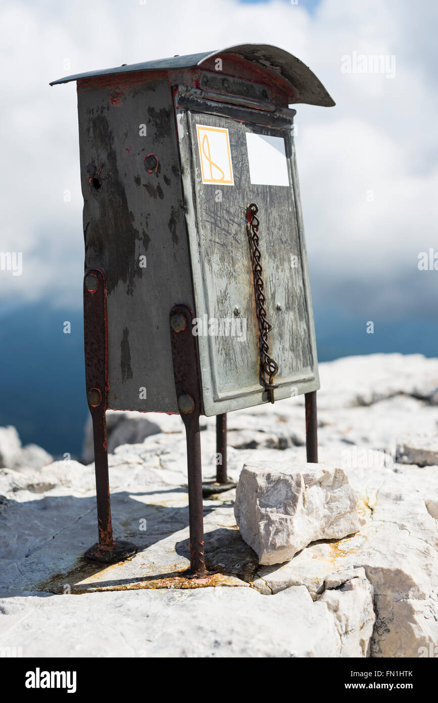 Scatola di ferro di rifugio per il vertice prenota montato su una roccia a mount guffert, rofan, Tirolo, Austria Foto Stock