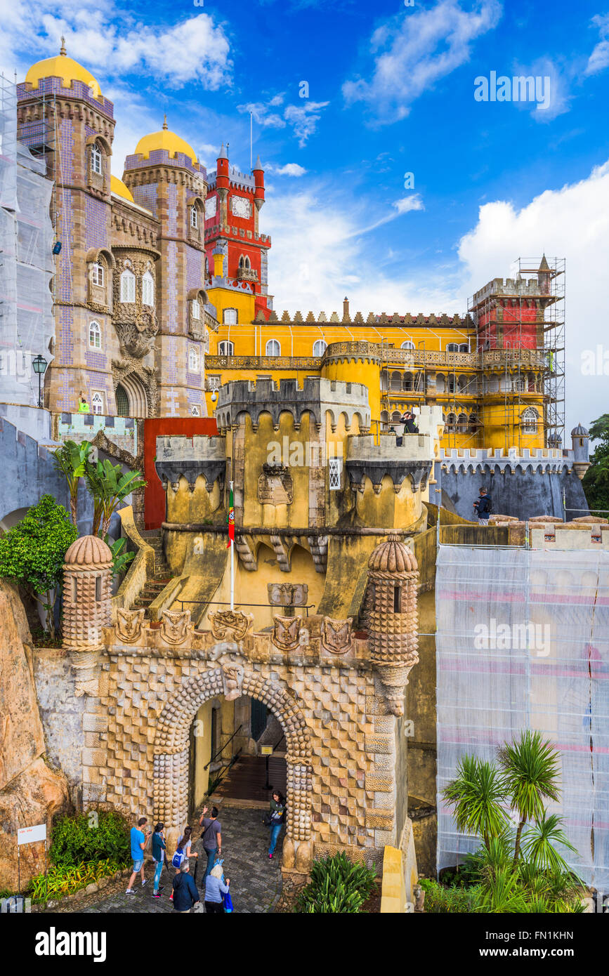 SINTRA, Portogallo - 18 ottobre 2014: i turisti a piedi sotto scaffolded strutture a pena il Palazzo Nazionale. Foto Stock