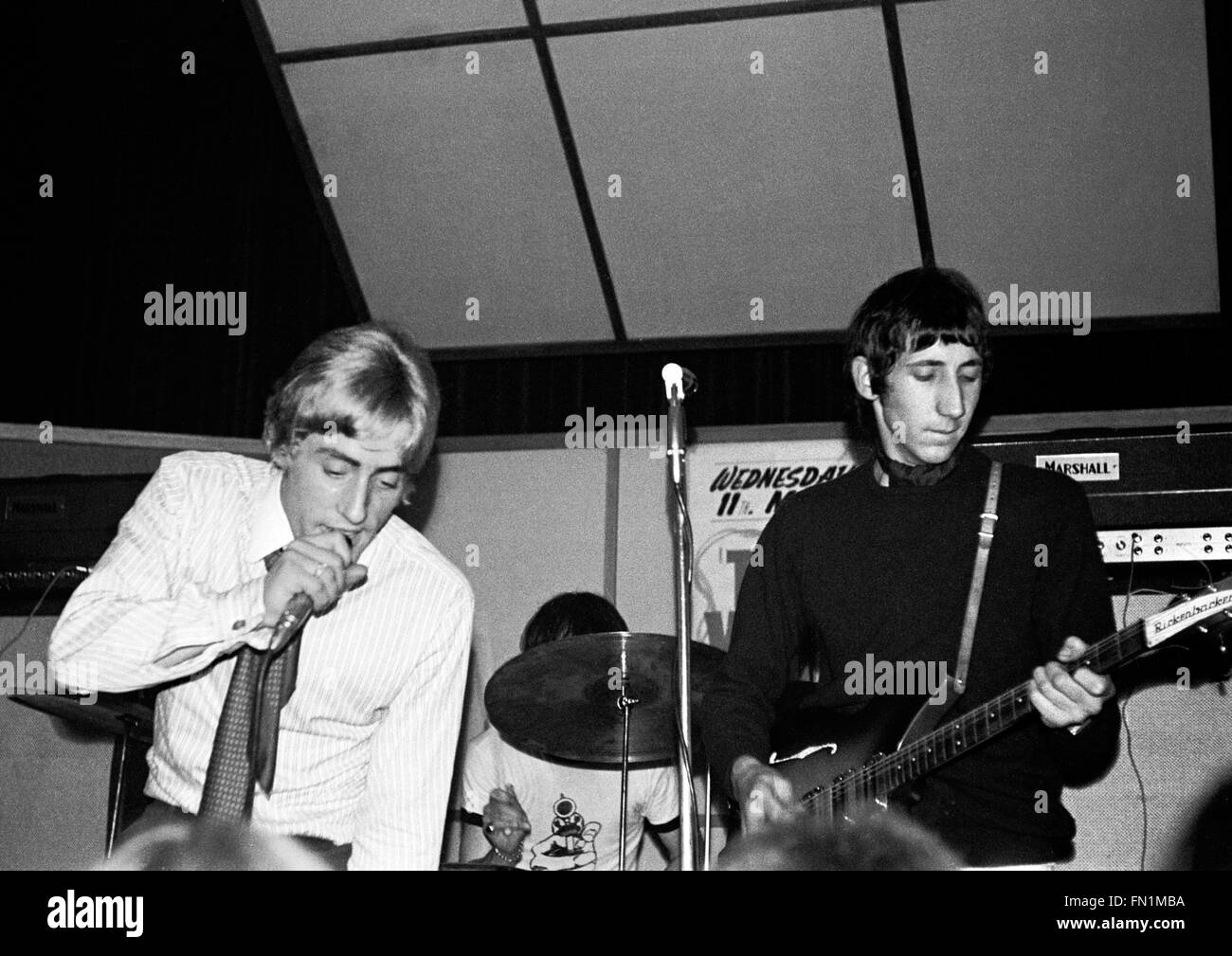 "Chi" (Roger Daltrey e Pete Townshend) esecuzione a Bristol Corn Exchange, REGNO UNITO, 11 maggio 1966 Foto Stock