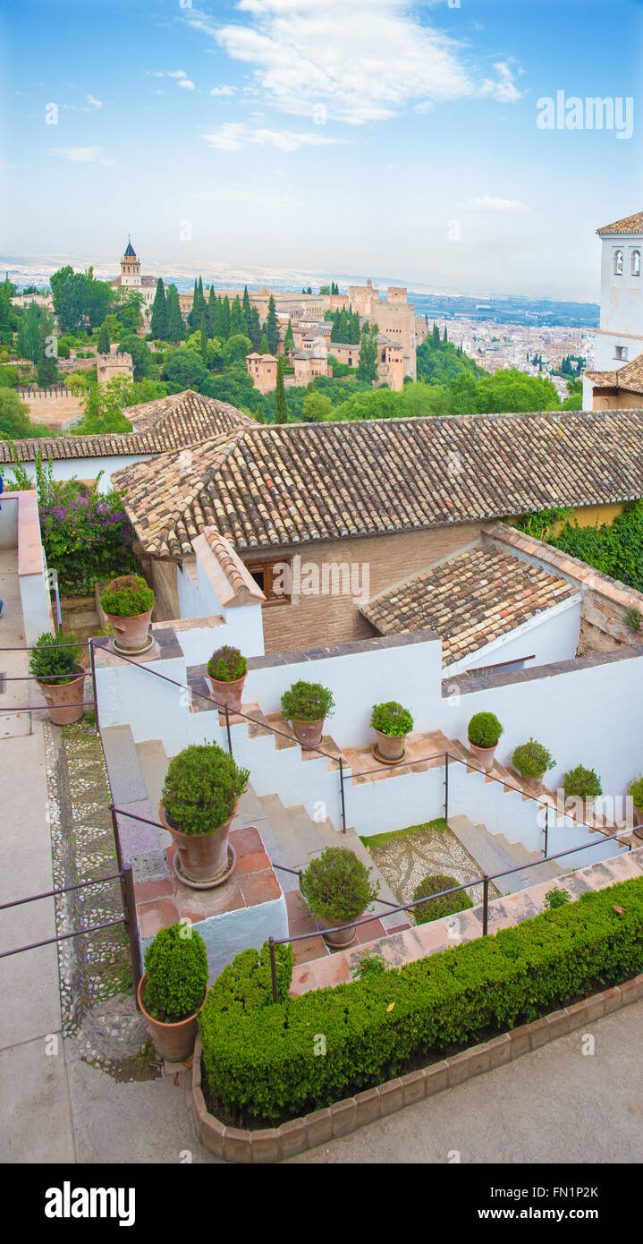 GRANADA, Spagna - 30 Maggio 2015: l'outlook dal Generalife palazzo di Alhambra. Foto Stock