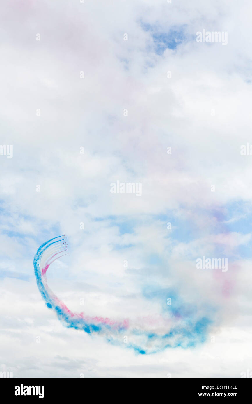 La famosa in tutto il mondo le frecce rosse velivolo acrobatico team display rendendo un volare oltre ad un airshow. Foto Stock