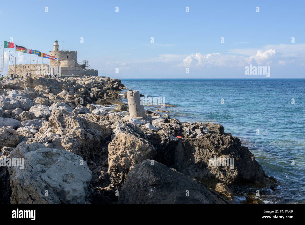 Cliff su un litorale di Rodi città Foto Stock