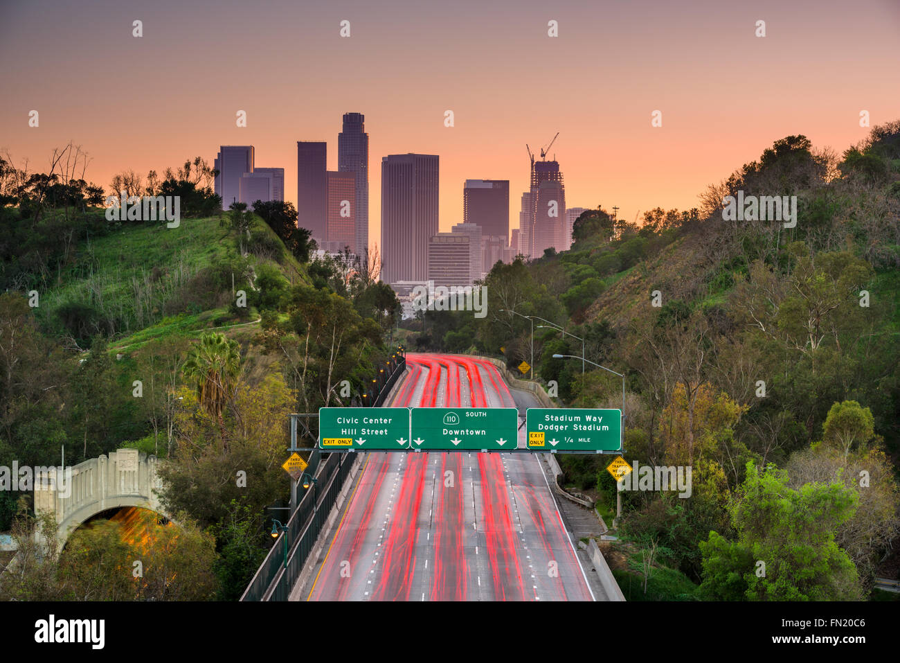 Los Angeles, California skyline oltre la Interstate. Foto Stock