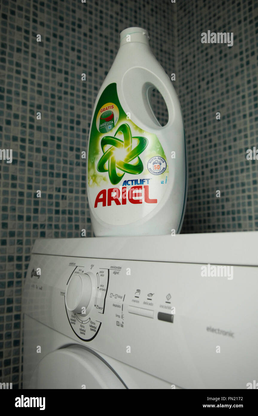 Ariel liquido di lavaggio sulla parte superiore del Balay asciugatrice Foto  stock - Alamy