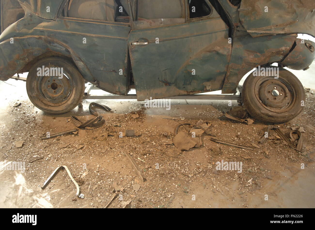 Un vecchio broken auto, tutto è rottura oltre Foto Stock