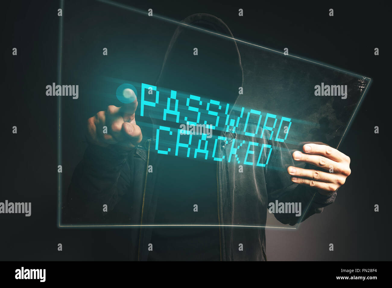 Password incrinato, irriconoscibile pirata informatico di rubare dati personali, internet cyber crime concetto. Foto Stock