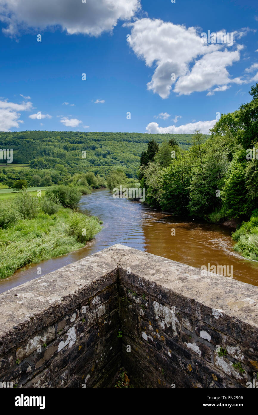 Ponte di pietra sul fiume Usk, Monmouthshire a Newbridge-su-Usk.bella giornata di sole con vista fiume con viale alberato di banche. Foto Stock