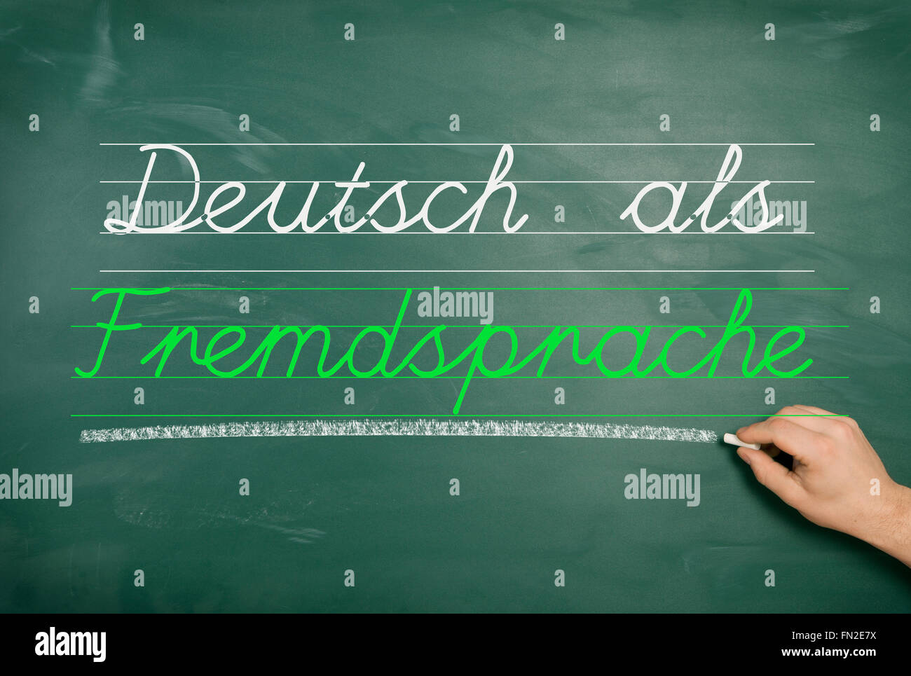 Un green school board con una mano e il testo tedesco dell'Allievo dizionario Foto Stock