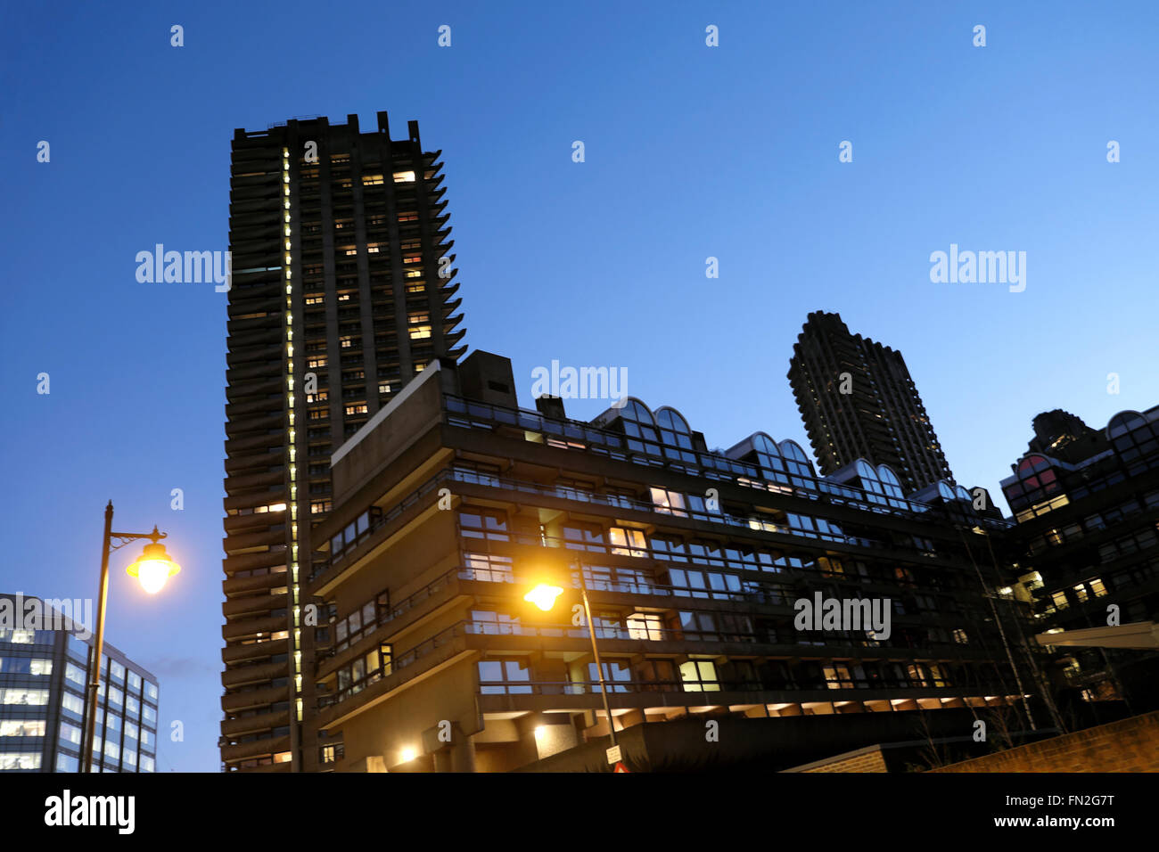 Barbican appartamento torre e appartamenti con lampioni e cielo blu in serata London EC2Y UK KATHY DEWITT Foto Stock