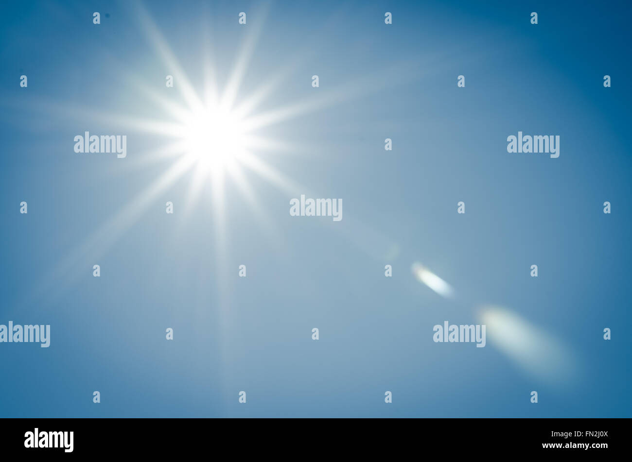 Sole sul cielo blu sullo sfondo Foto Stock
