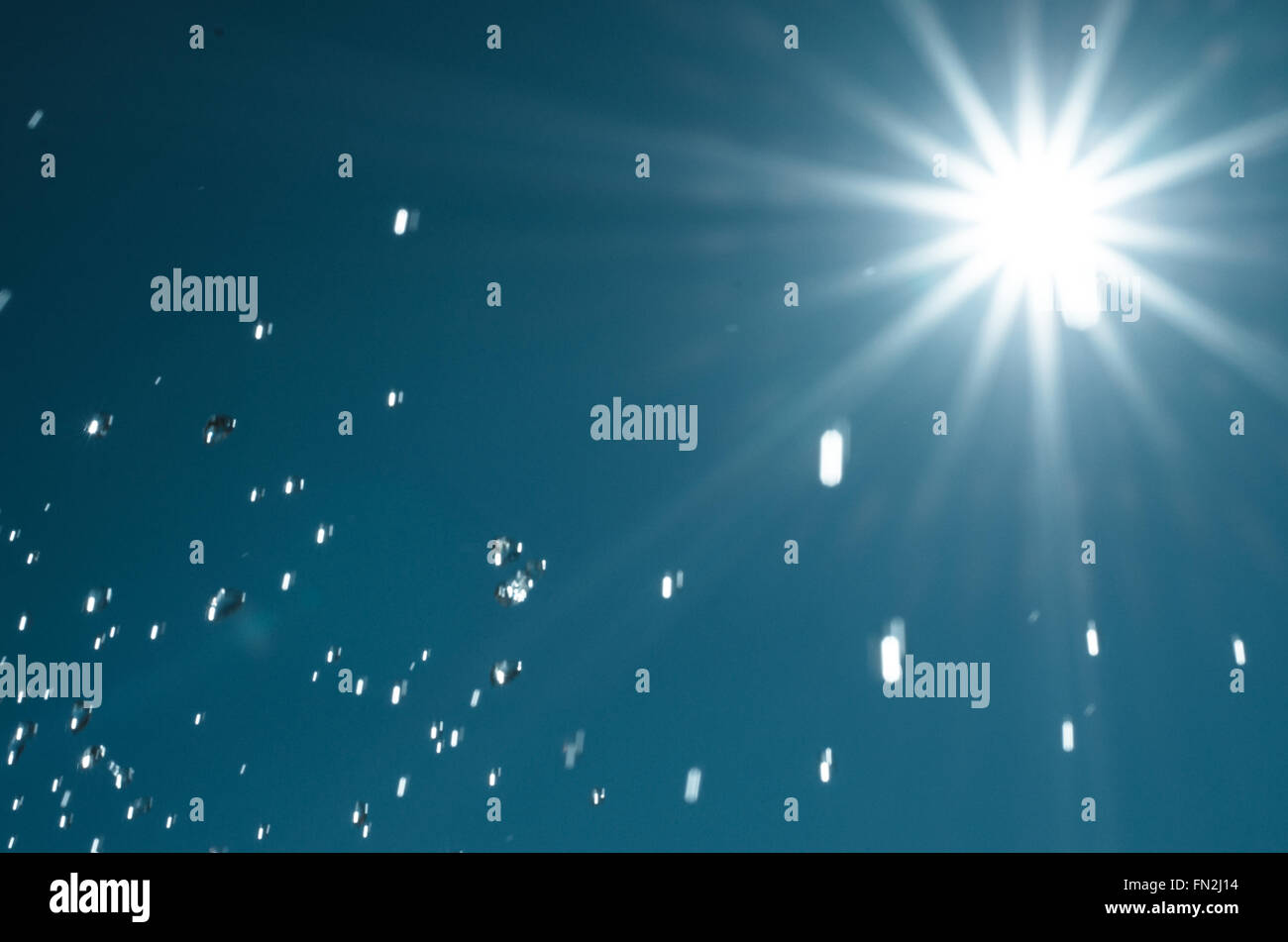 Sole e gocce di acqua sul cielo blu sullo sfondo Foto Stock