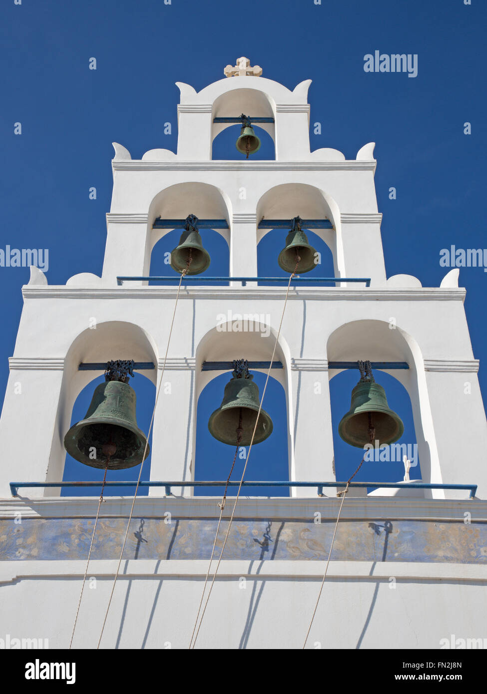 Santorini - Il campanile sulla chiesa ortodossa di Panaghia di Oia (Ia). Foto Stock