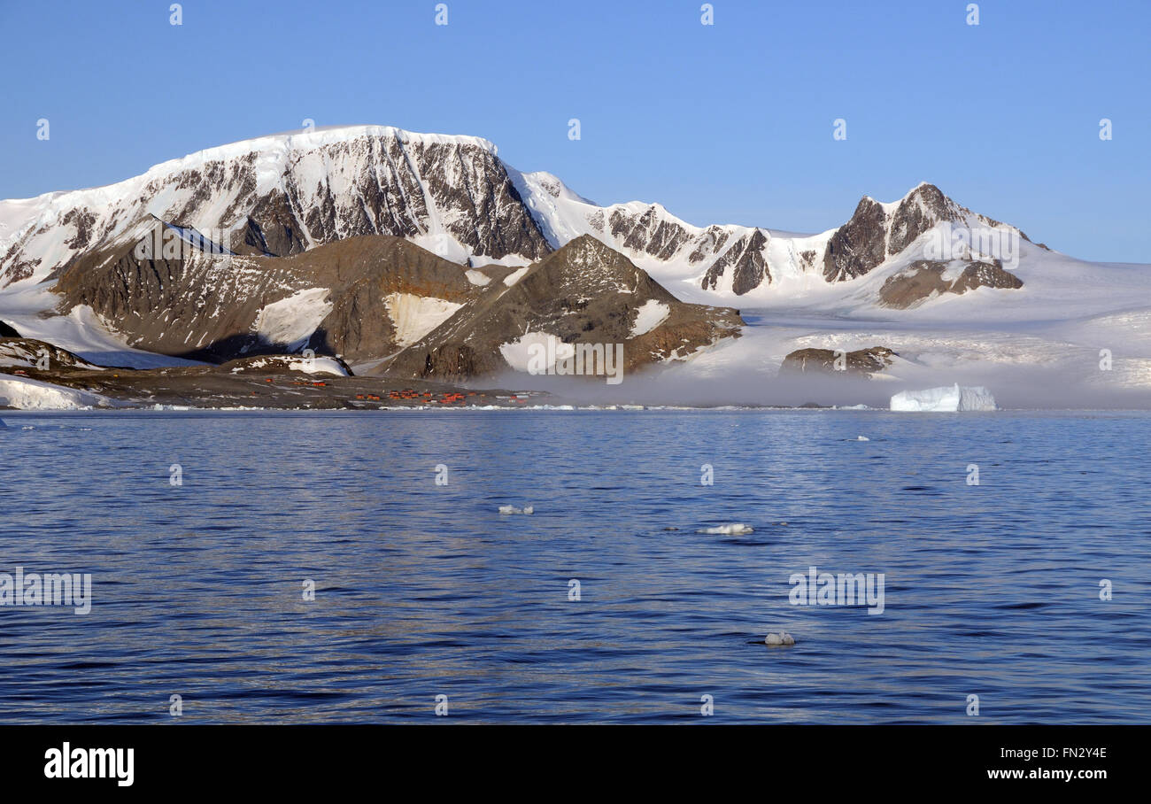 L'Argentino Esperanza base nella baia di speranza. Speranza Bay, Penisola Antartica, Antartide. Foto Stock