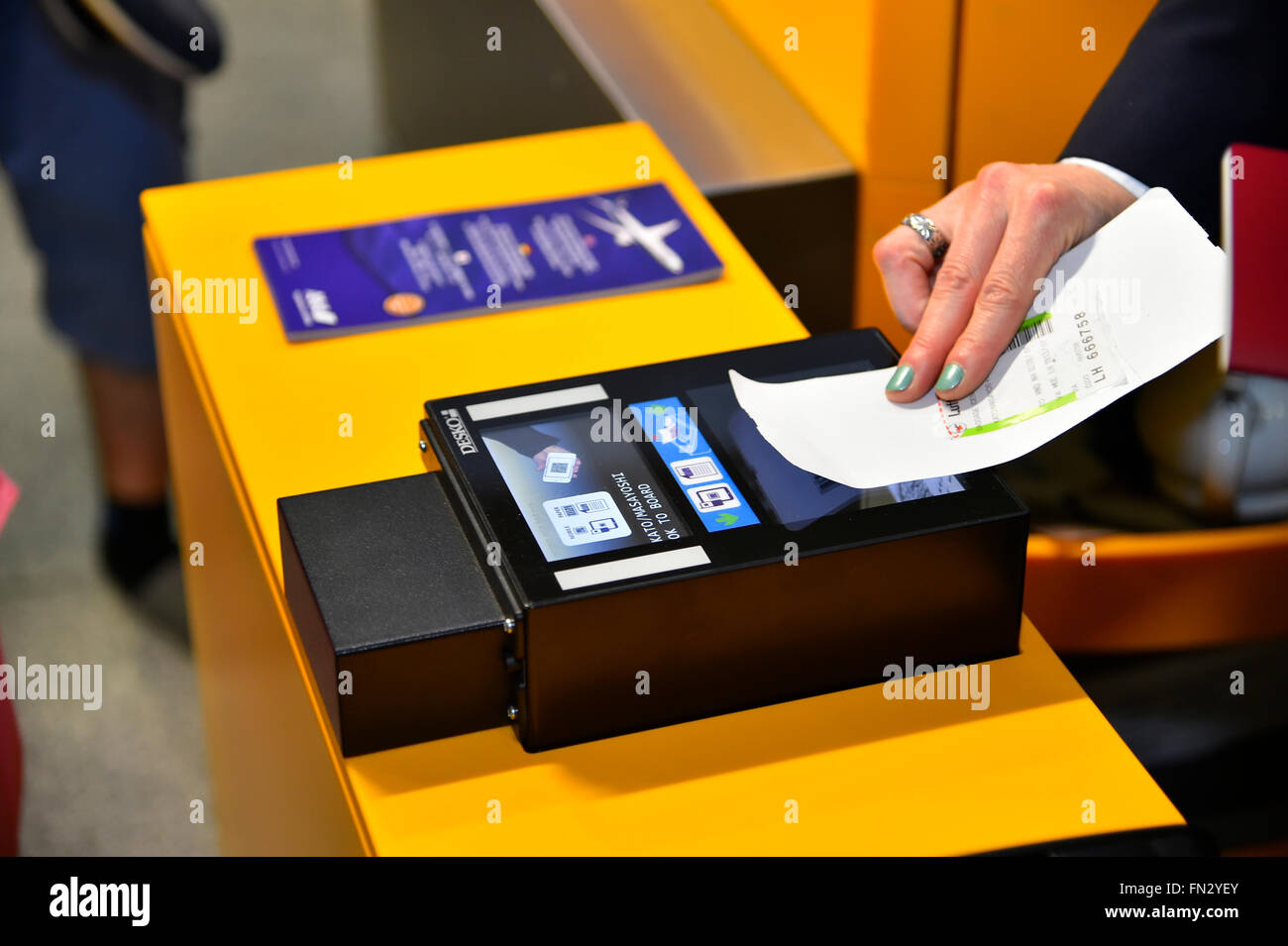 Il ticketing elettrico, eticket, biglietto, Automat, carta di imbarco, Gate, terminale 2, Aeroporto di Monaco di Baviera, MUC, EDDM, Aeroporto di Monaco di Baviera, Foto Stock